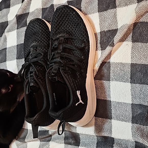 Black light weight, soft foam, puma shoes. Size 10 - Picture 4 of 5